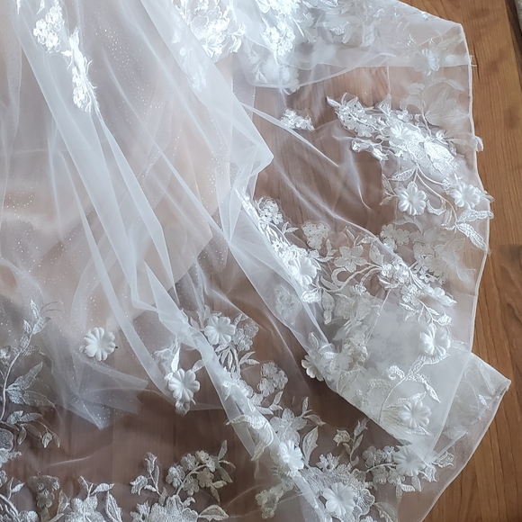 Stunning custom champagne & ivory gown with lace - Picture 13 of 16